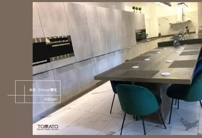 民宿長中島延伸餐桌，背牆為嵌入式家電高櫃